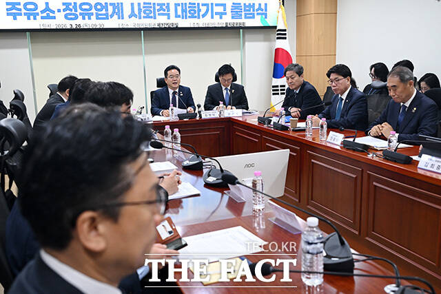 유가급등에 따른 가격안정과 상생협력을 위한 주유소-정유업계 사회적 대화기구 출범식 열고 기념촬영하는 민 위원장(앞줄 가운데)와 참석자들.