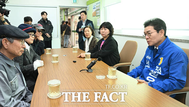 정원오 더불어민주당 서울시장 예비후보가 26일 오후 서울 관악구 관악노인종합복지관을 찾아 식당 조리사들과 인사하고 있다. 손에 물이 묻어 악수를 피하는 조리사와 악수 대신 주먹인사를 나눴다. /이새롬 기자