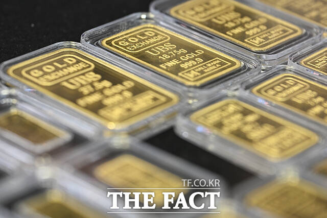 중동사태의 영향으로 금 가격이 하락한 26일 오전 서울 종로구 한국금거래소에 진열된 금 제품 옆으로 순금시세가 표시되고 있다. /김성렬 기자