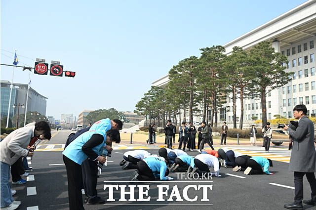 조국혁신당·진보당·기본소득당·사회민주당 등 개혁진보4당 지도부가 26일 서울 여의도 국회 본청 앞에서 중대선거구제 도입 등 정치개혁을 촉구하며 3보 1배 행진에 앞서 구호를 외치고 있다.