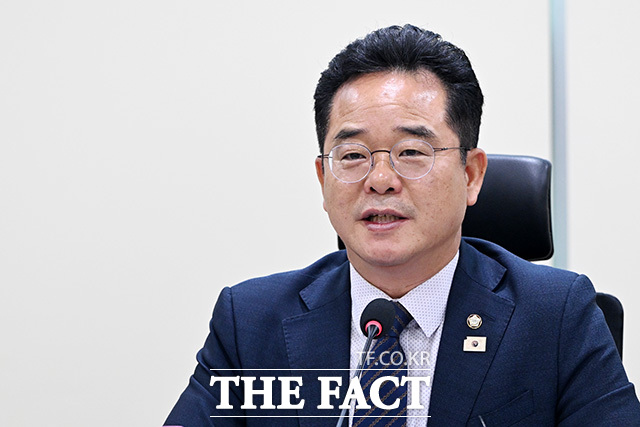 유가급등에 따른 가격안정과 상생협력을 위한 주유소-정유업계 사회적 대화기구 출범식 열고 기념촬영하는 민 위원장(앞줄 가운데)와 참석자들.