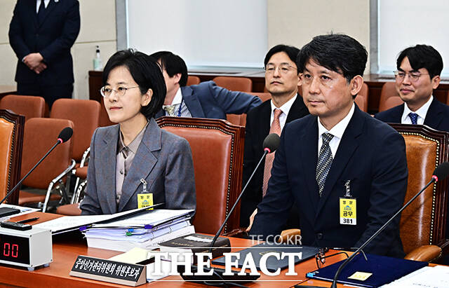 전현정 중앙선거관리위원회 위원 후보자가 26일 오전 서울 여의도 국회 행정안전위원회에서 열린 인사청문회에 출석해 증인선서를 하고 있다.