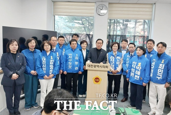 장종태 더불어민주당 국회의원이 27일 대전시의회에서 열린 기자회견에서 대전시의 교통체계를 전면 혁신하는 30분 교통혁명 구상을 발표하고 있다. /선치영 기자