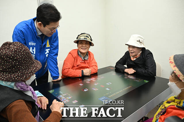 정원오 더불어민주당 서울시장 예비후보가 26일 오후 서울 관악구 관악노인종합복지관을 찾아 식당 조리사들과 인사하고 있다. 손에 물이 묻어 악수를 피하는 조리사와 악수 대신 주먹인사를 나눴다. /이새롬 기자