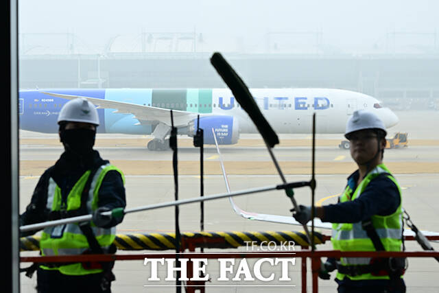 인천국제공항공사는 3일부터 4월 10일까지 약 40일간 매일 약 780명의 인력과 200여 대의 장비를 투입해 제1·2여객터미널, 부대건물, 조경시설, 공항 접근 도로에 대한 대정비를 실시한다.