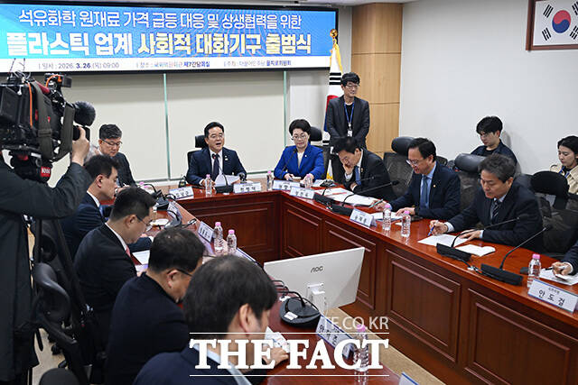 유가급등에 따른 가격안정과 상생협력을 위한 주유소-정유업계 사회적 대화기구 출범식 열고 기념촬영하는 민 위원장(앞줄 가운데)와 참석자들.