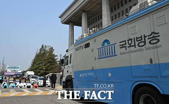 조국혁신당·진보당·기본소득당·사회민주당 등 개혁진보4당 지도부가 26일 서울 여의도 국회 본청 앞에서 중대선거구제 도입 등 정치개혁을 촉구하며 3보 1배 행진에 앞서 구호를 외치고 있다.