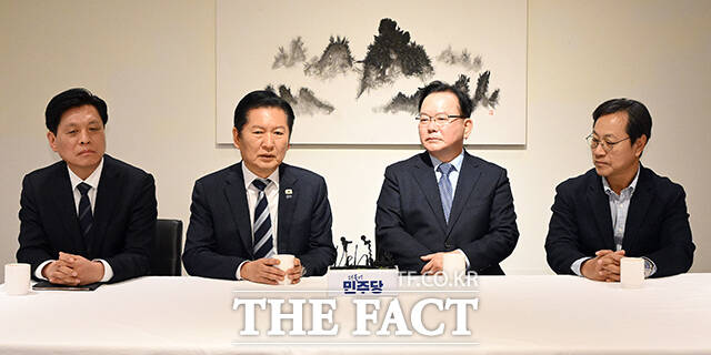정청래 더불어민주당 대표(왼쪽)와 김부겸 전 국무총리가 26일 오전 서울 중구 달개비에서 회동 전 손을 맞잡고 있다. /국회사진기자단
