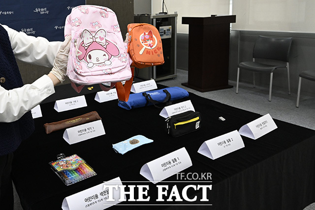 서울시 주무관이 부적합 제품을 들어보이고 있다.