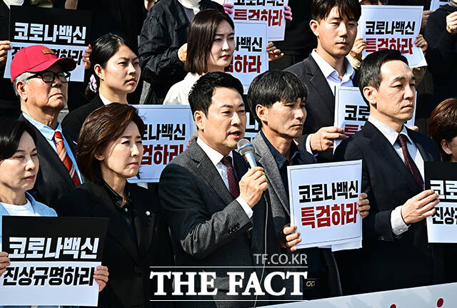 장동혁 국민의힘 대표가 26일 오후 서울 여의도 국회 본청 앞 계단에서 열린 코로나 백신 진상규명위원회 출범 및 특검 촉구 행사에 참석해 발언을 하고 있다. /국회=배정한 기자