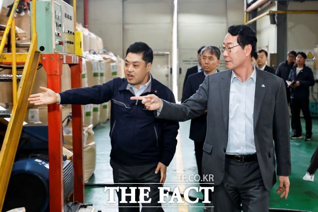 정명근 화성시장(오른)이 지난 25일 보온재 제조업체 한성하나론 공장을 방문해 원자재 입고 현황과 재고량을 점검하고 해결 방안을 논의하고 있다. /화성시