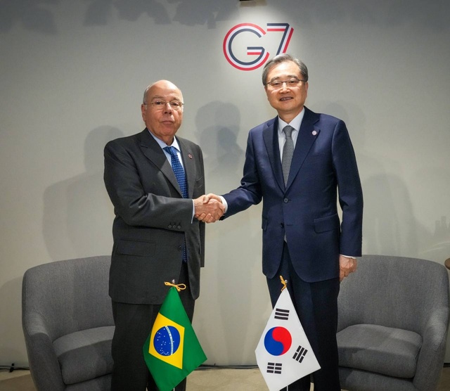 조현 외교부 장관(오른쪽)은 26일(현지시간) 마우루 비에이라 브라질 외교부 장관과 양자회담을 갖고 지난 2월 브라질 대통령 국빈 방한 후속조치를 포함해 양국 관계 발전 방안 및 지역 정세 등에 대해 의견을 교환했다. 사진은 조 장관과 비에이라 장관이 악수하는 모습. /외교부