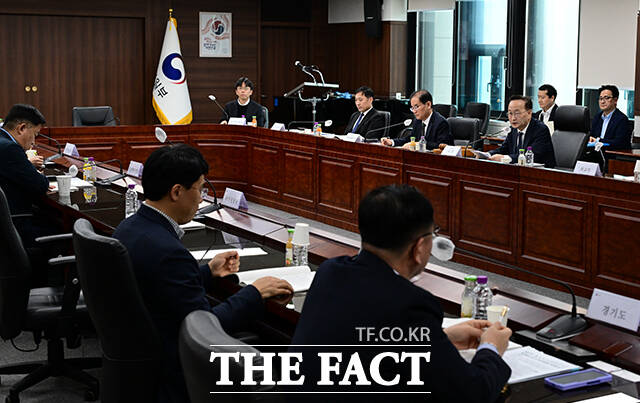 김남중 통일부 차관이 26일 오후 서울 종로구 정부서울청사에서 열린 북한이탈주민 보호 및 정착지원협의회 전체회의에 참석해 모두발언을 하고 있다. /임영무 기자