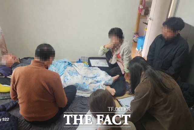 성주군보건소 재택의료팀 직원들이 거동이 불편한 성주군 수륜면 박 모(97) 씨 집을 방문해 어르신을 살펴보고 있다. /성주군