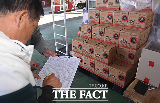 기후에너지환경부는 기준 국내 차량용 요소 및 요소수 재고량은 공공비축분과 민간 재고량(3월23일 기준)을 합쳐 2.8개월 이상으로 확보하고 있으며, 4월까지 약 6000톤의 요소가 추가 수입될 예정이라고 26일 밝혔다. 사진은 한 주유소에서 요소수 재고를 확인하는 모습. /더팩트 DB