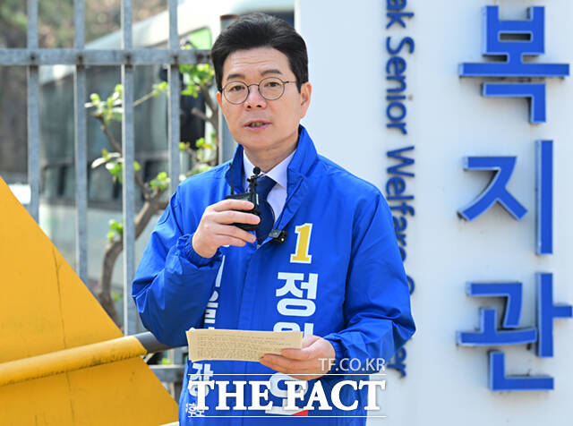 정원오 더불어민주당 서울시장 예비후보가 26일 오후 서울 관악구 관악노인종합복지관을 찾아 식당 조리사들과 인사하고 있다. 손에 물이 묻어 악수를 피하는 조리사와 악수 대신 주먹인사를 나눴다. /이새롬 기자