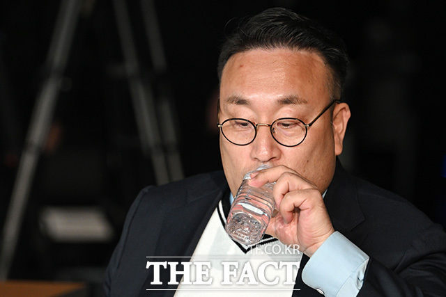 광역의원 청년 공개 오디션 바라보며 생각에 잠긴 이혁재 심사위원.