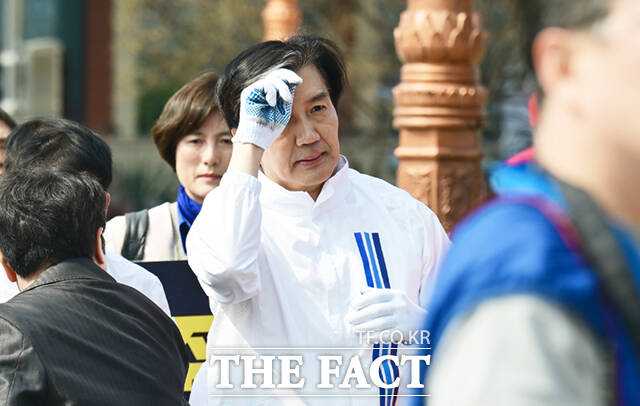 조국혁신당·진보당·기본소득당·사회민주당 등 개혁진보4당 지도부가 26일 서울 여의도 국회 본청 앞에서 중대선거구제 도입 등 정치개혁을 촉구하며 3보 1배 행진에 앞서 구호를 외치고 있다.