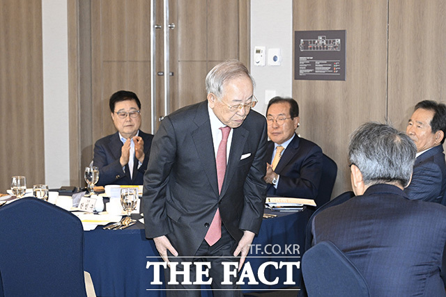 손경식 한국경영자총협회장이 인사를 하고 있다.