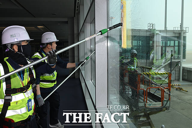 인천국제공항공사는 3일부터 4월 10일까지 약 40일간 매일 약 780명의 인력과 200여 대의 장비를 투입해 제1·2여객터미널, 부대건물, 조경시설, 공항 접근 도로에 대한 대정비를 실시한다.