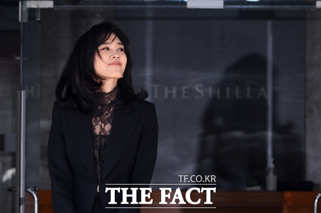 이부진 호텔신라 사장이 19일 오전 서울 중구 장충동 삼성전자 장충사옥에서 열린 호텔신라 주주총회를 마친 뒤 건물을 나서며 취재진을 향해 인사하고 있다. /서예원 기자