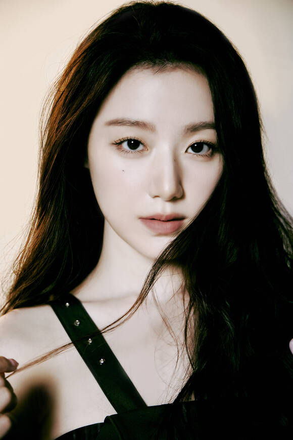 그룹 아이들 멤버 슈화가 펑아이 피오나 론 감독의 영화 '행복하고 즐거운 날들'에 주연으로 캐스팅됐다./큐브엔터테인먼트