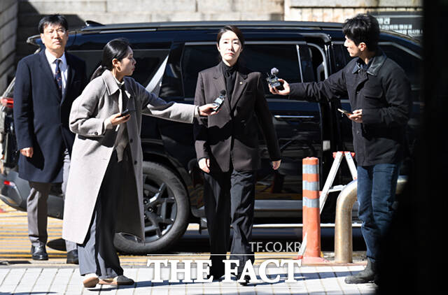 강선우 무소속 의원이 3일 서울 서초구 서울중앙지방법원에서 열린 구속 전 피의자 심문(영장실질심사)에 출석하고 있다./이새롬 기자