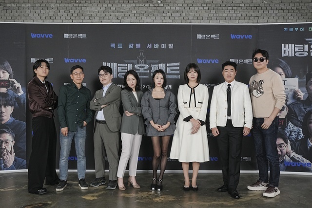 방송인 이용진, 교수 진중권, 정치 유튜버 헬마우스, 전 국민의힘 대변인 강전애, 가수 겸 배우 예원, 전 더불어민주당 최고위원 박성민, 방송인 장동민 정영진(왼쪽부터)이 26일 오후 온라인으로 진행된 웨이브 새 오리지널 예능 '베팅 온 팩트' 제작발표회에 참석해 다양한 이야기를 나눴다. /웨이브