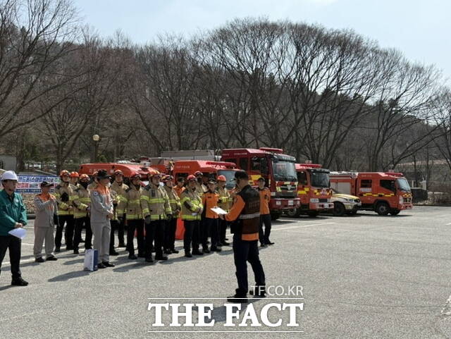 천안동남소방서가 25일 태조산 공원 일원에서 대형산불 대비 유관기관 합동훈련을 실시하고 있다. /천안동남소방서