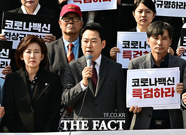 장동혁 국민의힘 대표가 26일 오후 서울 여의도 국회 본청 앞 계단에서 열린 코로나 백신 진상규명위원회 출범 및 특검 촉구 행사에 참석해 발언을 하고 있다. /국회=배정한 기자