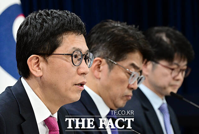 강기룡 재정경제부 차관보(왼쪽)가 26일 오후 서울 종로구 정부서울청사에서 민생물가 특별관리 관계장관TF 사전 합동브리핑을 하고 있다. /임영무 기자