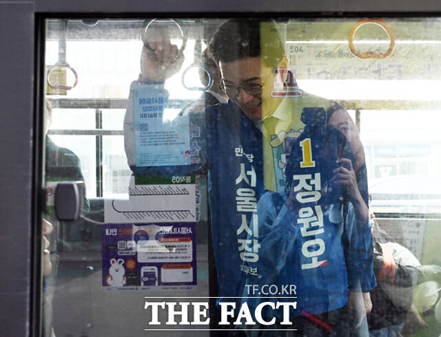 정원오 더불어민주당 서울시장 예비후보가 26일 오후 서울 관악구 일대에서 시민들과 만나 기념촬영하고 있다.