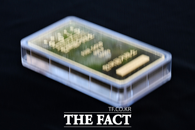 중동사태의 영향으로 금 가격이 하락한 26일 오전 서울 종로구 한국금거래소에 진열된 금 제품 옆으로 순금시세가 표시되고 있다. /김성렬 기자