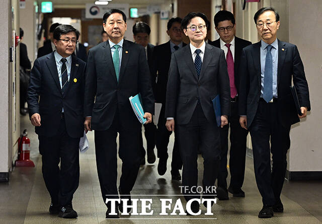 구윤철 부총리 겸 재정경제부 장관이 26일 오전 서울 종로구 정부서울청사에서 중동전쟁에 따른 비상경제 대응방안을 발표하고 있다. /임영무 기자