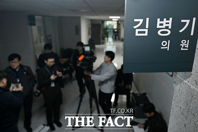 김 의원의 주거지 등에 대한 압수수색이 시작된 지난 1월14일 오전 서울 여의도 국회 의원회관 김 의원 사무실에 취재진이 모여있다. /국회=남용희 기자