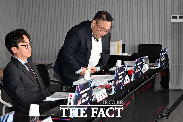 광역의원 청년 공개 오디션 바라보며 생각에 잠긴 이혁재 심사위원.