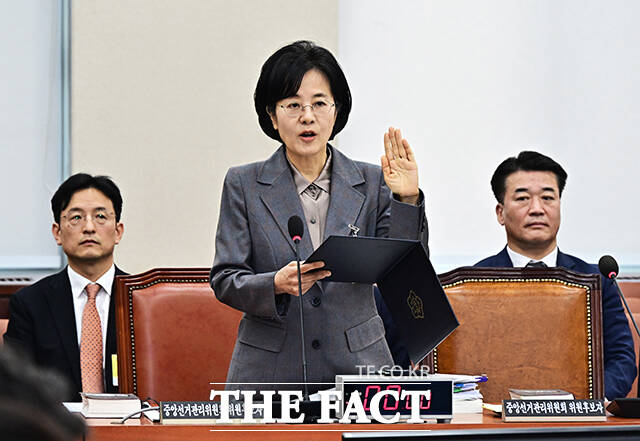 전현정 중앙선거관리위원회 위원 후보자가 26일 오전 서울 여의도 국회 행정안전위원회에서 열린 인사청문회에 출석해 증인선서를 하고 있다.