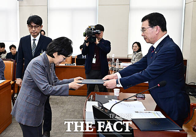 전현정 중앙선거관리위원회 위원 후보자가 26일 오전 서울 여의도 국회 행정안전위원회에서 열린 인사청문회에 출석해 증인선서를 하고 있다.