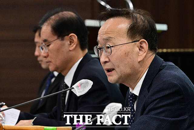 김남중 통일부 차관이 26일 오후 서울 종로구 정부서울청사에서 열린 북한이탈주민 보호 및 정착지원협의회 전체회의에 참석해 모두발언을 하고 있다. /임영무 기자