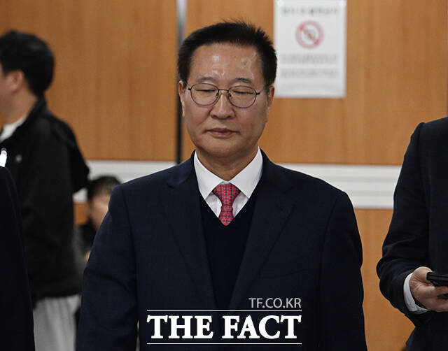 내란중요임무종사자 등 계엄 가담 의혹을 받는 박성재 전 법무부 장관이 26일 오후 서울 서초구 서울중앙지방법원에서 열린 공판에 출석하고 있다. /박헌우 기자