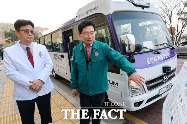 이상일 용인시장(왼쪽)이 25일 오후 용인 동백 자율주행 자동차 시범사업 현장인 용인세브란스병원에서 자율주행 버스의 안정성 등을 점검하고 있다. /용인시