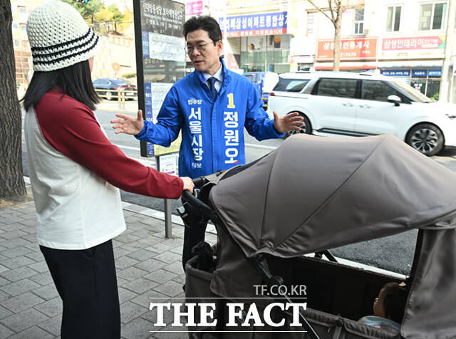 정원오 더불어민주당 서울시장 예비후보가 26일 오후 서울 관악구 일대에서 시민들과 만나 기념촬영하고 있다.