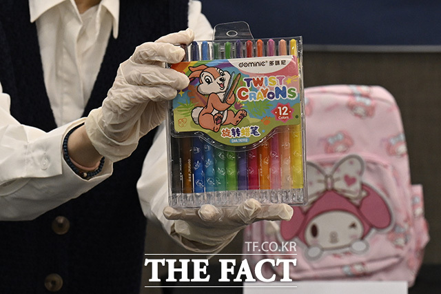 서울시 주무관이 부적합 제품을 들어보이고 있다.