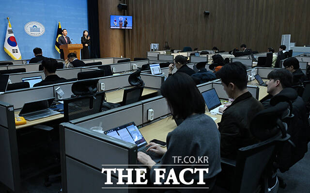 국민의힘 대구시장 후보 경선에서 '컷오프'된 주호영 국회부의장이 26일 오후 서울 여의도 국회 소통관에서 기자회견을 열고 가처분 신청 취지 및 경선 관련 입장을 발표하고 있다. /국회=서예원 기자