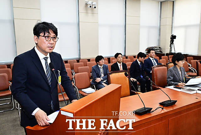 전현정 중앙선거관리위원회 위원 후보자가 26일 오전 서울 여의도 국회 행정안전위원회에서 열린 인사청문회에 출석해 증인선서를 하고 있다.