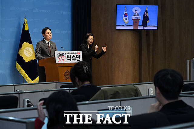 박수민 국민의힘 의원이 26일 오전 서울 여의도 국회 소통관에서 기자회견을 열고 서울시장 출마 선언을 하고 있다. /국회=서예원 기자