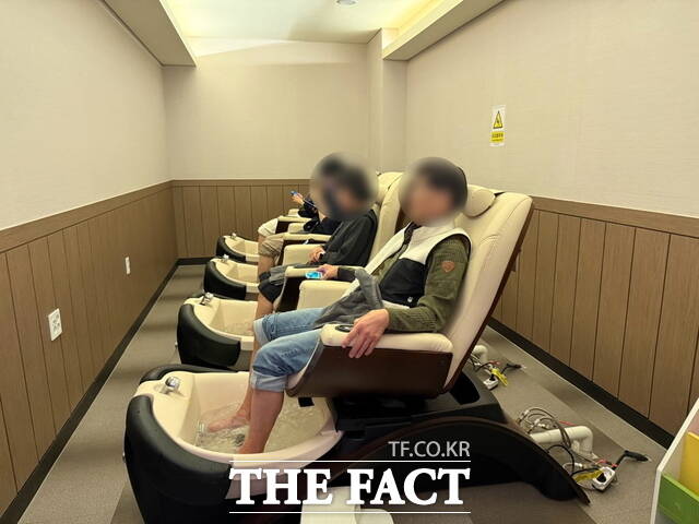 천안시가 2026년 시티투어 신규 테마코스로 도입한 웰빵투어 참가자들이 힐링 스파 센터에서 체험을 즐기고 있다. /천안시