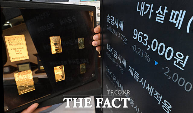 중동사태의 영향으로 금 가격이 하락한 26일 오전 서울 종로구 한국금거래소에 진열된 금 제품 옆으로 순금시세가 표시되고 있다. /김성렬 기자