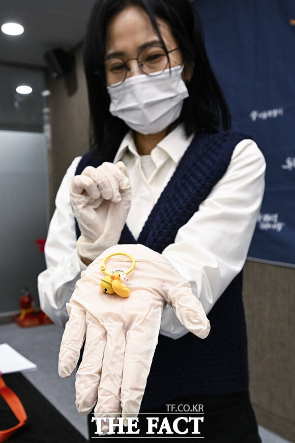 서울시가 26일 오전 서울 중구 서울특별시청에서 해외 온라인 플랫폼 안전성 조사 부적합 제품을 공개하고 있다. /송호영 기자