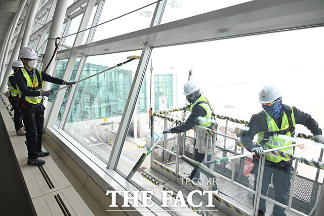 인천국제공항공사는 3일부터 4월 10일까지 약 40일간 매일 약 780명의 인력과 200여 대의 장비를 투입해 제1·2여객터미널, 부대건물, 조경시설, 공항 접근 도로에 대한 대정비를 실시한다.